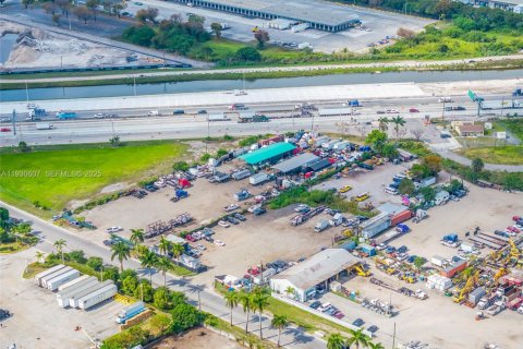 Commercial property in Hialeah Gardens, Florida № 1989305 - photo 23