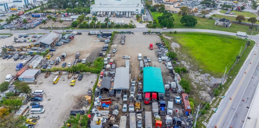 Commercial property in Hialeah Gardens, Florida № 1989305
