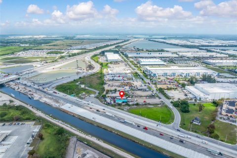 Commercial property in Hialeah Gardens, Florida № 1989305 - photo 8