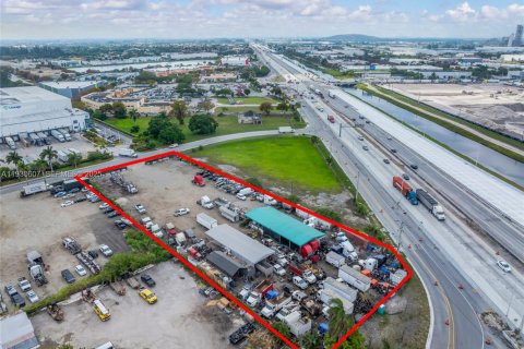 Commercial property in Hialeah Gardens, Florida № 1989305 - photo 6