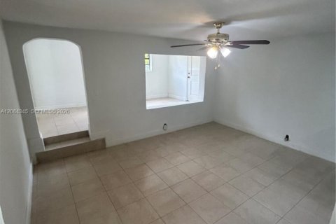 House in Miami, Florida 4 bedrooms, 133.22 sq.m. № 2351294 - photo 21