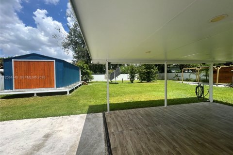 House in Miami, Florida 4 bedrooms, 133.22 sq.m. № 2351294 - photo 22