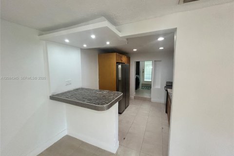 House in Miami, Florida 4 bedrooms, 133.22 sq.m. № 2351294 - photo 13