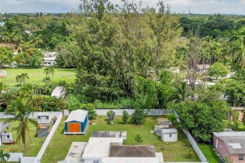 House in Miami, Florida 4 bedrooms, 133.22 sq.m. № 2351294 - photo 4