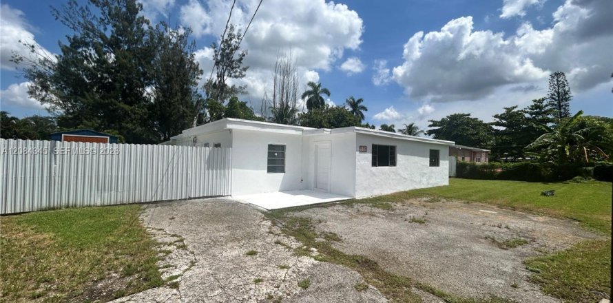 House in Miami, Florida 4 bedrooms, 133.22 sq.m. № 2351294