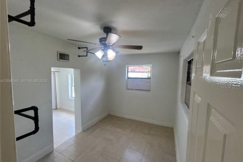 House in Miami, Florida 4 bedrooms, 133.22 sq.m. № 2351294 - photo 8