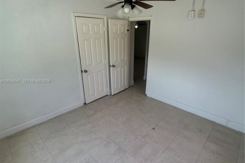 House in Miami, Florida 4 bedrooms, 133.22 sq.m. № 2351294 - photo 18