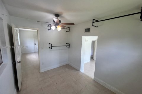 House in Miami, Florida 4 bedrooms, 133.22 sq.m. № 2351294 - photo 9