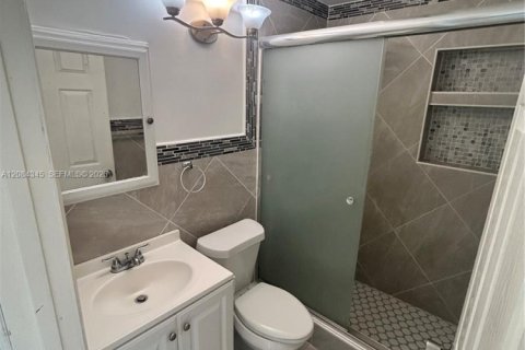 House in Miami, Florida 4 bedrooms, 133.22 sq.m. № 2351294 - photo 17
