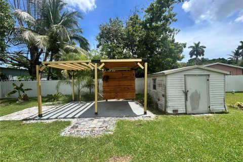 House in Miami, Florida 4 bedrooms, 133.22 sq.m. № 2351294 - photo 23