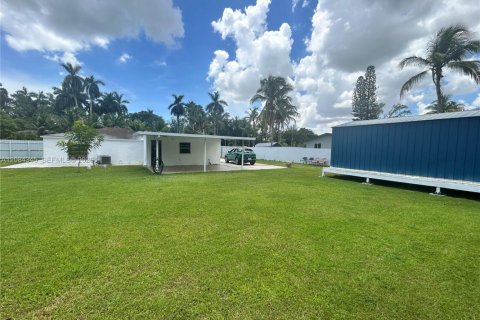 House in Miami, Florida 4 bedrooms, 133.22 sq.m. № 2351294 - photo 29