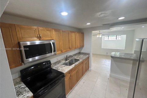House in Miami, Florida 4 bedrooms, 133.22 sq.m. № 2351294 - photo 14