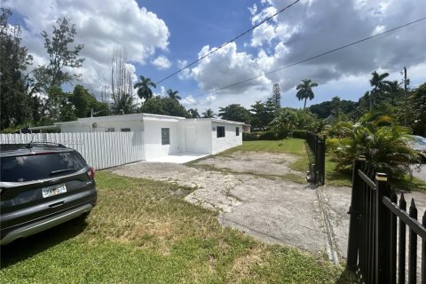 House in Miami, Florida 4 bedrooms, 133.22 sq.m. № 2351294 - photo 5
