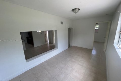 House in Miami, Florida 4 bedrooms, 133.22 sq.m. № 2351294 - photo 7