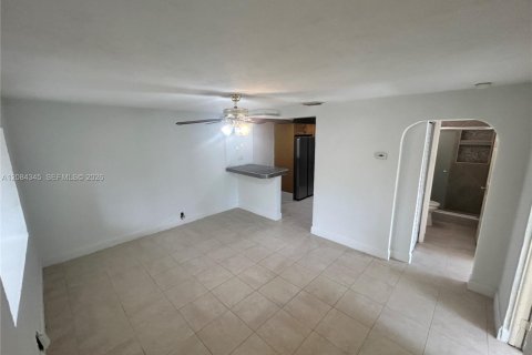House in Miami, Florida 4 bedrooms, 133.22 sq.m. № 2351294 - photo 12