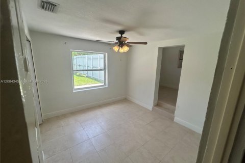 House in Miami, Florida 4 bedrooms, 133.22 sq.m. № 2351294 - photo 11