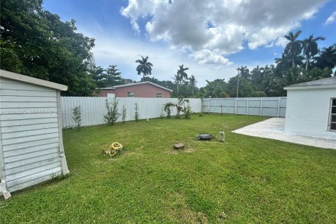 House in Miami, Florida 4 bedrooms, 133.22 sq.m. № 2351294 - photo 30