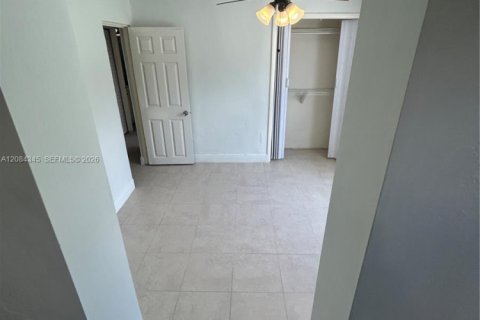 House in Miami, Florida 4 bedrooms, 133.22 sq.m. № 2351294 - photo 10