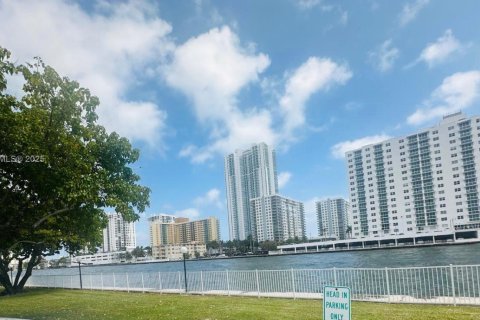 Condo in Hallandale Beach, Florida, 1 bedroom  № 1934228 - photo 28