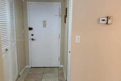 Condo in Hallandale Beach, Florida, 1 bedroom  № 1934228 - photo 3