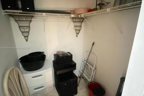 Condo in Hallandale Beach, Florida, 1 bedroom  № 1934228 - photo 16