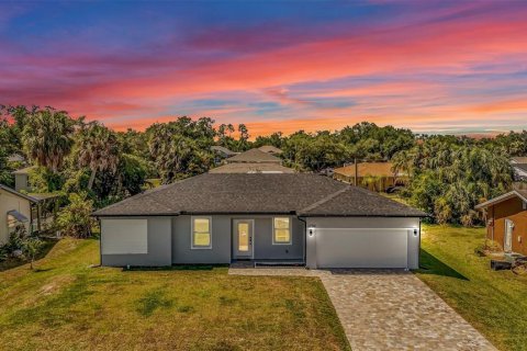 Casa en Port Charlotte, Florida 4 dormitorios, 151.99 m2 № 2100433