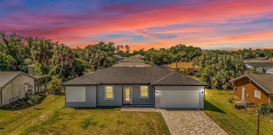 House in Port Charlotte, Florida 4 bedrooms, 151.99 sq.m. № 2100433