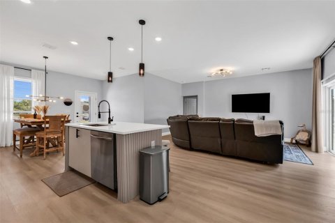 House in Port Charlotte, Florida 4 bedrooms, 151.99 sq.m. № 2100433 - photo 15