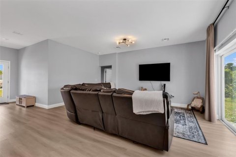 House in Port Charlotte, Florida 4 bedrooms, 151.99 sq.m. № 2100433 - photo 10