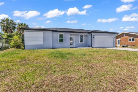 House in Port Charlotte, Florida 4 bedrooms, 151.99 sq.m. № 2100433 - photo 2