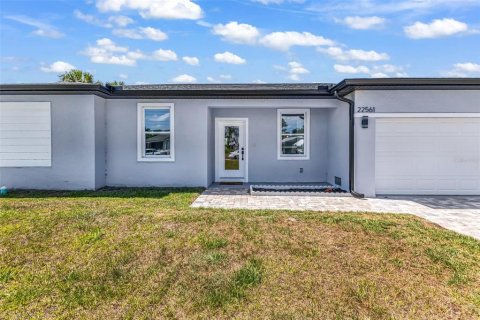 House in Port Charlotte, Florida 4 bedrooms, 151.99 sq.m. № 2100433 - photo 4