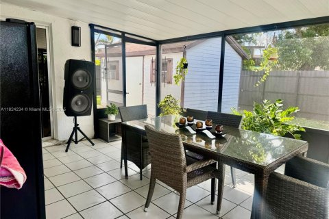 House in Miami, Florida 3 bedrooms, 114.36 sq.m. № 1791018 - photo 20