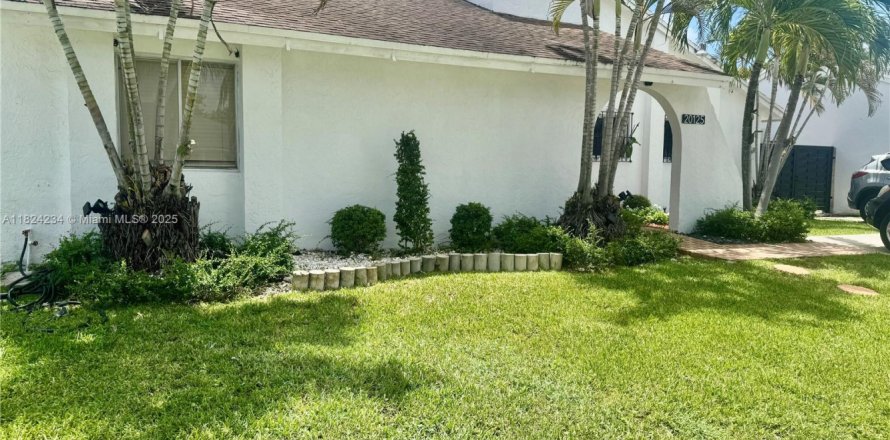 House in Miami, Florida 3 bedrooms, 114.36 sq.m. № 1791018