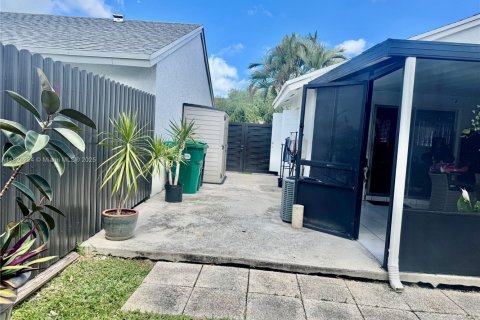 House in Miami, Florida 3 bedrooms, 114.36 sq.m. № 1791018 - photo 24