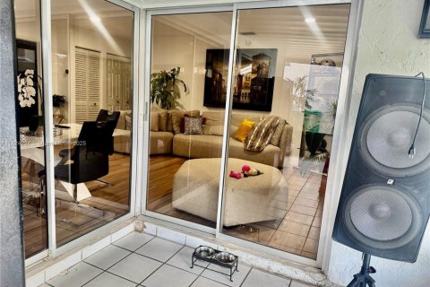 House in Miami, Florida 3 bedrooms, 114.36 sq.m. № 1791018 - photo 30