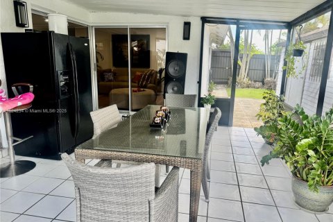 House in Miami, Florida 3 bedrooms, 114.36 sq.m. № 1791018 - photo 29
