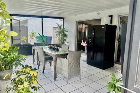 House in Miami, Florida 3 bedrooms, 114.36 sq.m. № 1791018 - photo 28