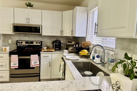 House in Miami, Florida 3 bedrooms, 114.36 sq.m. № 1791018 - photo 6