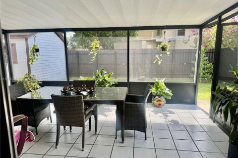 House in Miami, Florida 3 bedrooms, 114.36 sq.m. № 1791018 - photo 17