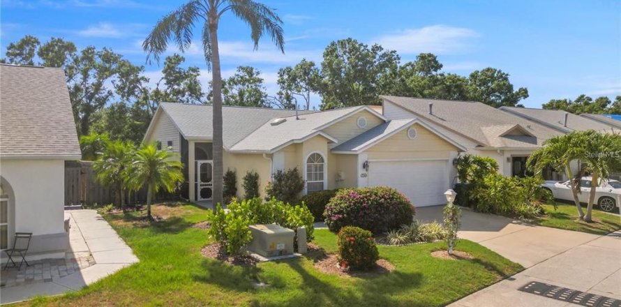 House in Sarasota, Florida 2 bedrooms, 135.08 sq.m. № 2147986