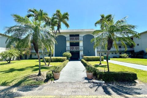 Condo in Hollywood, Florida, 3 bedrooms  № 1705344 - photo 1