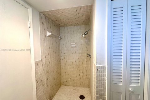 Condo in Hollywood, Florida, 3 bedrooms  № 1705344 - photo 24
