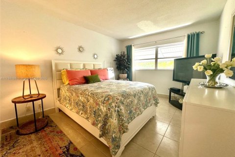 Condo in Hollywood, Florida, 3 bedrooms  № 1705344 - photo 12