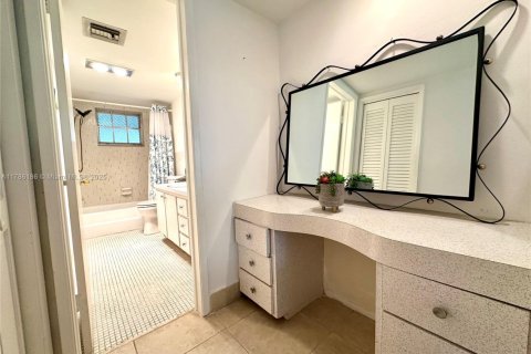 Condo in Hollywood, Florida, 3 bedrooms  № 1705344 - photo 16