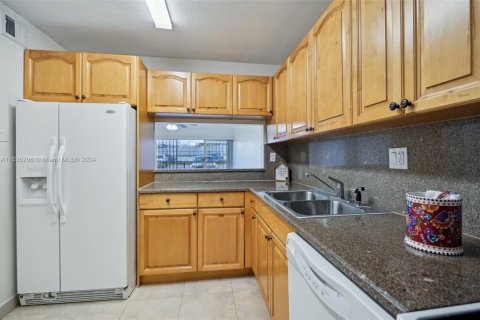 Condo in Hialeah, Florida, 2 bedrooms  № 1764114 - photo 16