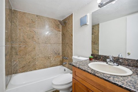 Condo in Hialeah, Florida, 2 bedrooms  № 1764114 - photo 15