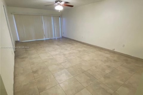 Condo in Hialeah, Florida, 2 bedrooms  № 1764114 - photo 7