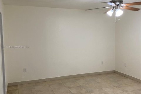 Condo in Hialeah, Florida, 2 bedrooms  № 1764114 - photo 9