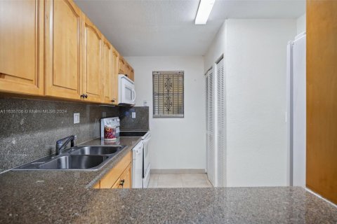 Condo in Hialeah, Florida, 2 bedrooms  № 1764114 - photo 19