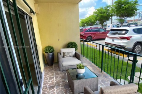 Condo in Hialeah, Florida, 2 bedrooms  № 1764114 - photo 4